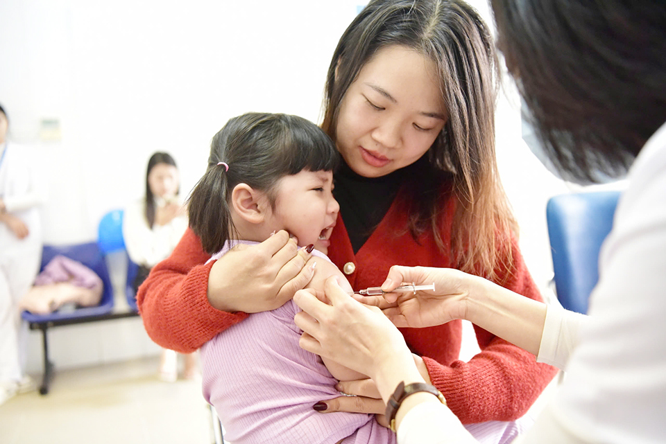 Ti&ecirc;m chủng vaccine ph&ograve;ng bệnh sởi l&agrave; hết sức quan trọng để bảo vệ sức khỏe của trẻ v&agrave; ngăn chặn sự l&acirc;y lan của dịch bệnh trong trường học.